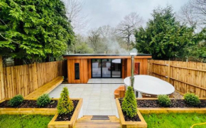 Peaceful retreat with hot tub and sauna, Barnet